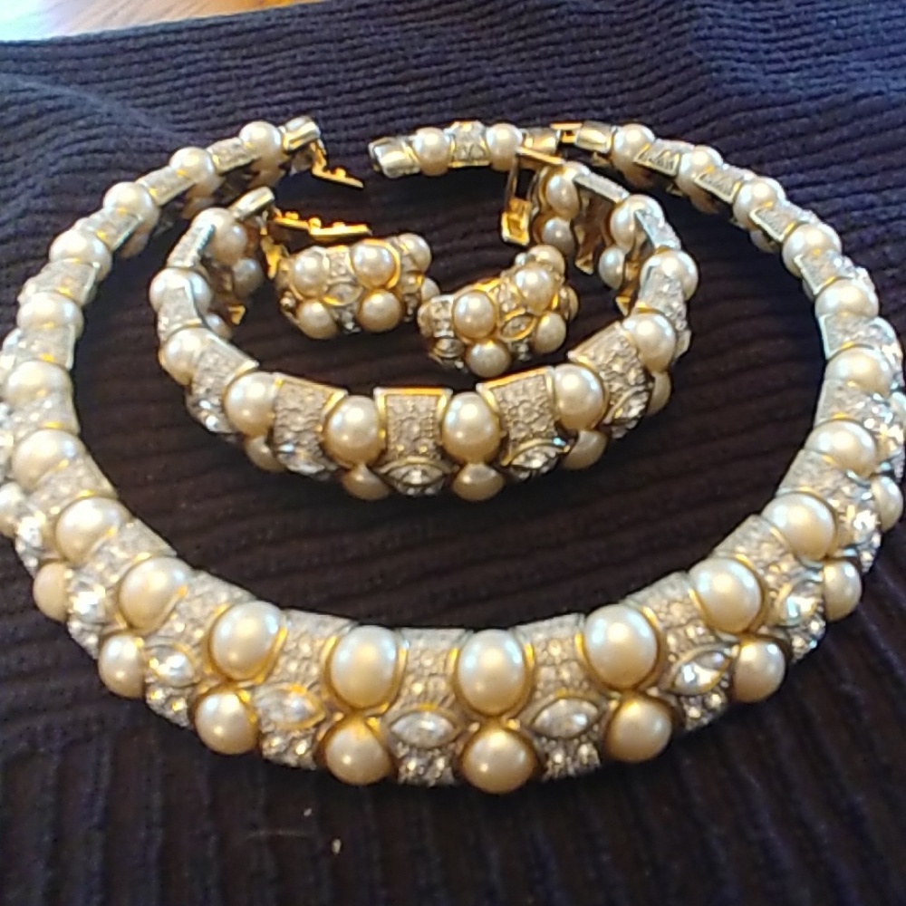 Necklace, bracelet and earrings set